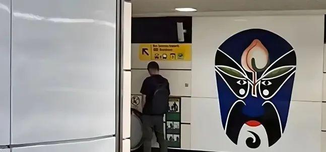地铁小便被捕后罚款上万网友：素质低别来新加坡人生就是博-尊龙凯时丢脸！一中国男子在新加坡(图3)