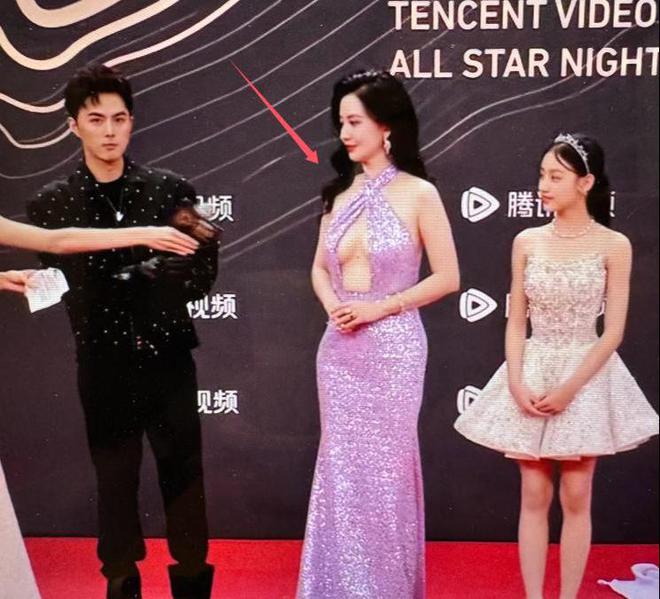 唐嫣高定黑裙却被压轴的赵丽颖抢镜尊龙凯时
