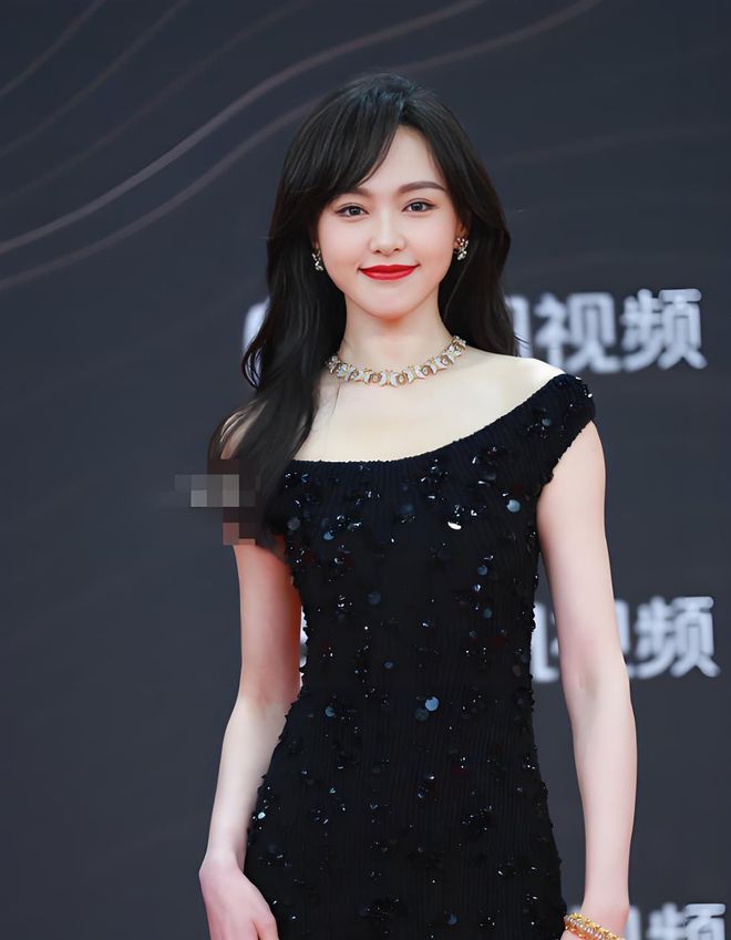 唐嫣高定黑裙却被压轴的赵丽颖抢镜尊龙凯时澳门这天：张萌开胸礼服(图3)
