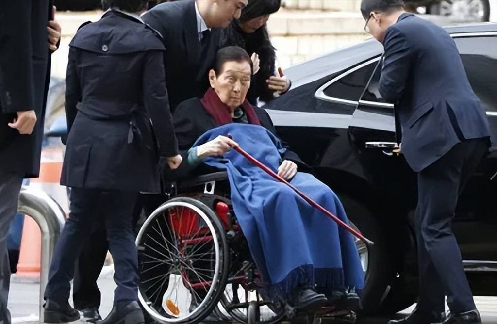 陷各类丑闻乐天家族没落得有理有据尊龙凯时app网站攀附日本发家深(图3)