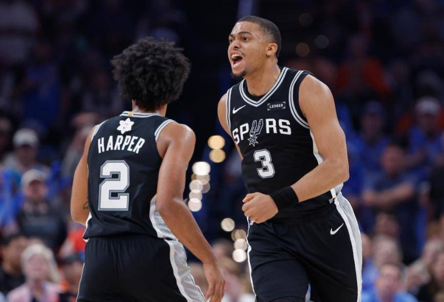 班亚马26+9福克斯27分波波维奇老爷子嚼着口香糖福克斯正跟