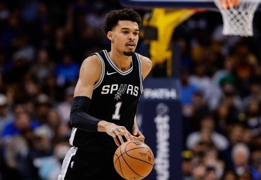 班亚马26+9福克斯27分波波维奇老爷子嚼着口香糖福克斯正跟班亚马比划凯时尊龙人生库里继续缺阵就在刚刚2月12日马刺16分逆转勇士夺6连胜文(图2)