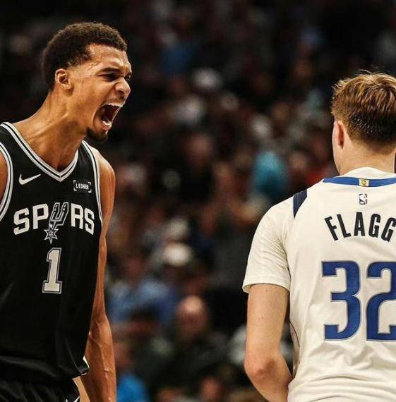 班亚马26+9福克斯27分波波维奇老爷子嚼着口香糖福克斯正跟班亚马比划凯时尊龙人生库里继续缺阵就在刚刚2月12日马刺16分逆转勇士夺6连胜文(图3)